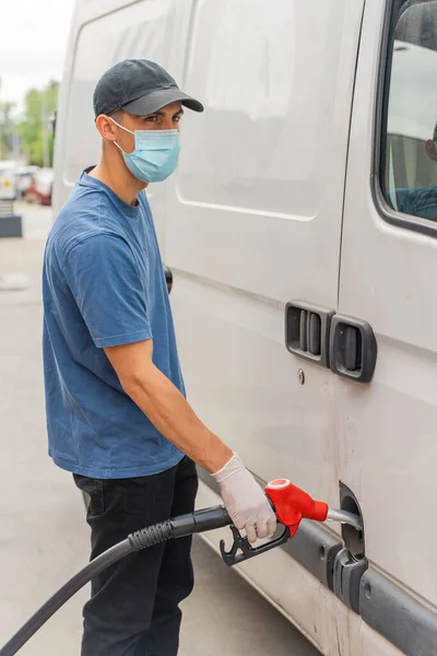 Coronavirus Repostaje Coches Gasolinera Hombre Con Máscara Facial Bombeando Aceite — Foto de Stock