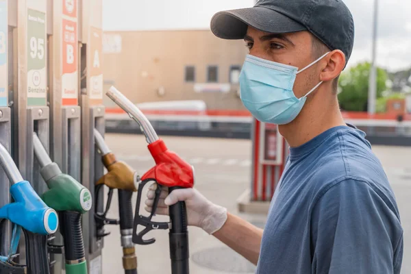 Coronavirus Repostaje Coches Gasolinera Hombre Con Máscara Facial Bombeando Aceite — Foto de Stock