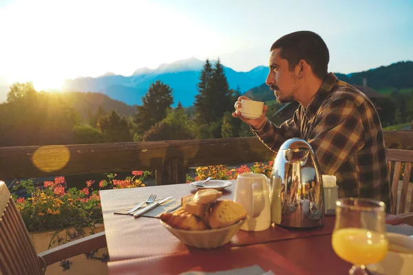 Man Genieten Van Een Geweldig Ontbijt Tafel Natuur Tijdens Een — Stockfoto