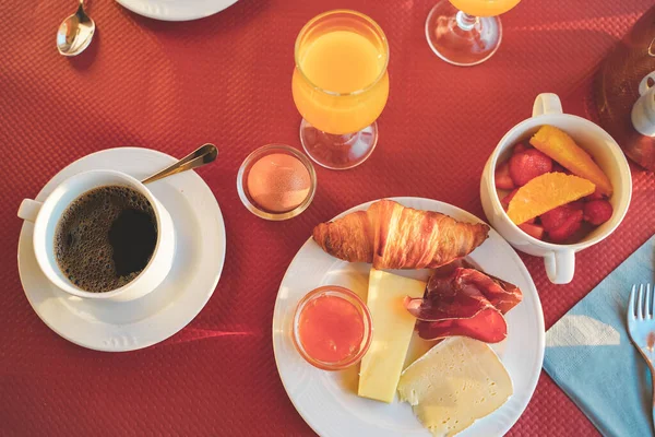 Increíble Mesa Desayuno Naturaleza Durante Día Soleado Con Hermosas Vistas — Foto de Stock