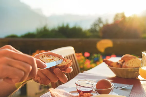 Increíble Mesa Desayuno Naturaleza Durante Día Soleado Con Hermosas Vistas — Foto de Stock
