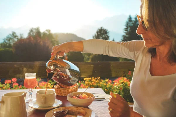 Hermosa Mujer Disfrutando Increíble Mesa Desayuno Naturaleza Durante Día Soleado — Foto de Stock