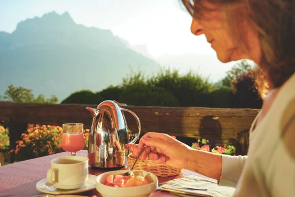 Hermosa Mujer Disfrutando Increíble Mesa Desayuno Naturaleza Durante Día Soleado — Foto de Stock