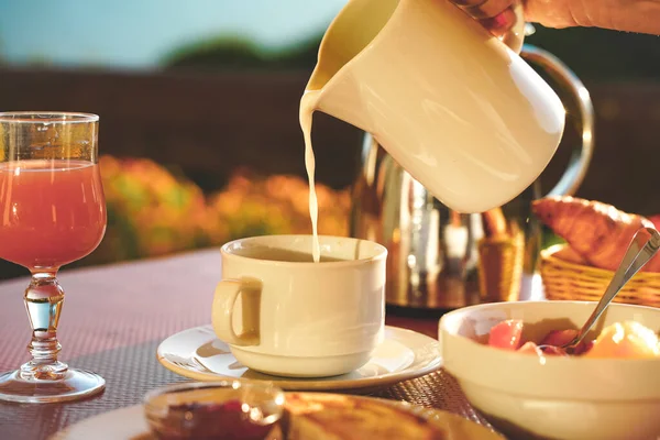 Increíble Mesa Desayuno Naturaleza Durante Día Soleado Con Hermosas Vistas — Foto de Stock