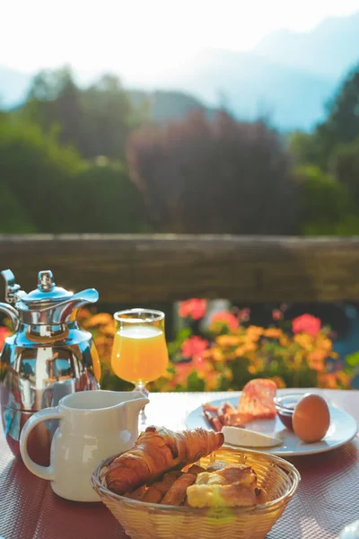 Increíble Mesa Desayuno Naturaleza Durante Día Soleado Con Hermosas Vistas — Foto de Stock