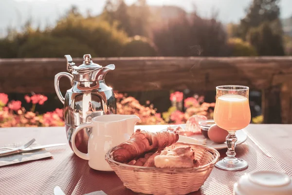 Increíble Mesa Desayuno Naturaleza Durante Día Soleado Con Hermosas Vistas — Foto de Stock