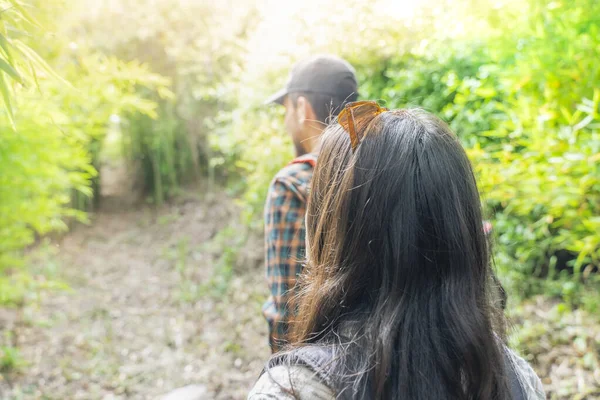 Young Happy Couple Travelers Hiking Backpacks Beautiful Forest Evening Family — Stock Photo, Image