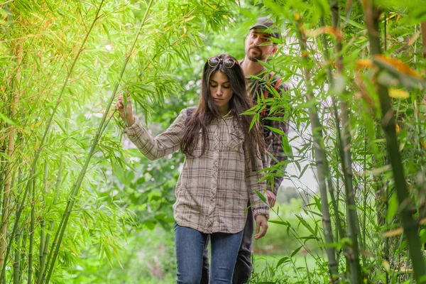 Young Happy Couple Travelers Hiking Backpacks Beautiful Forest Evening Family — Stock Photo, Image