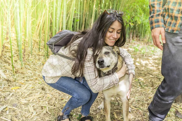 Jovem Casal Feliz Viajantes Caminhadas Com Mochilas Uma Bela Floresta — Fotografia de Stock