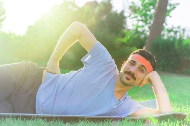 Farklı aktiviteler yapan komik bir sporcu. Açık havada poz veren genç bir sporcu. Yakışıklı eski sporcu eğitimi.. 