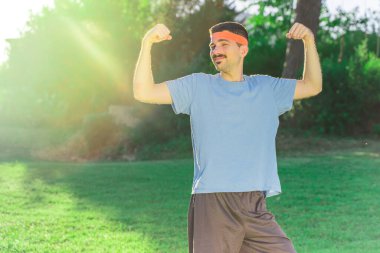 Farklı aktiviteler yapan komik bir sporcu. Açık havada poz veren genç bir sporcu. Yakışıklı eski sporcu eğitimi.. 