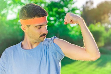 Farklı aktiviteler yapan komik bir sporcu. Açık havada poz veren genç bir sporcu. Yakışıklı eski sporcu eğitimi.. 