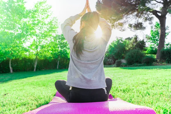 Ung Kvinde Gør Yoga Morgenen Sin Have Med Sollys Lotus - Stock-foto