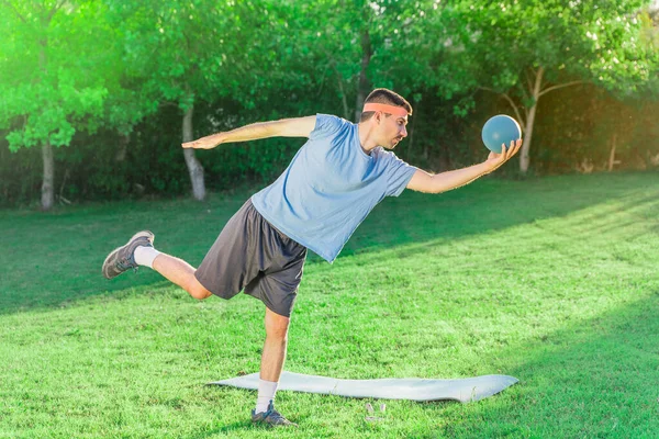 Esportista Engraçado Exercitando Fazendo Diferentes Atividades Jovem Atleta Posando Livre — Fotografia de Stock