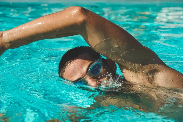 Homem Nadando Lentamente Uma Piscina Dia Ensolarado Quente Esporte Aquático — Fotografia de Stock
