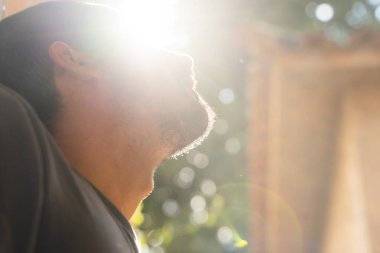 Coronavirus bitti, özgürlük konsepti adamı maskesini tutuyor ve güneş ışığı özgürlüğünün penceresini açıyor. Coronavirus bitti. Biz kazandık. Artık karantina yok. Derin nefes al. Maskeni çıkar. Tedavi.. 