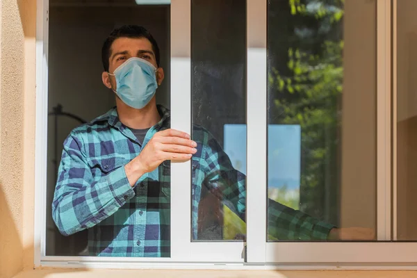 Coronavirus Hombre Enfermo Virus Corona Mirando Por Ventana Usando Máscara — Foto de Stock