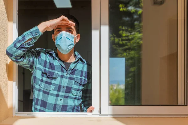 Coronavirus Hombre Enfermo Virus Corona Mirando Por Ventana Usando Máscara — Foto de Stock