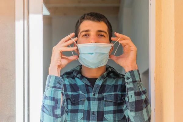 Coronavírus Acabou Homem Conceito Liberdade Segurando Sua Máscara Abrindo Janela — Fotografia de Stock