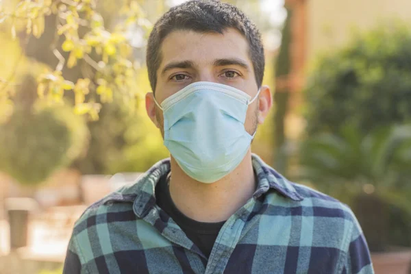 Hombre Joven Con Retrato Máscara Facial Naturaleza Soleada Concepto Coronavirus — Foto de Stock