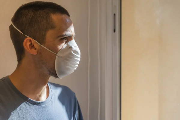 Coronavirus Homme Malade Virus Couronne Regardant Par Fenêtre Portant Masque — Photo