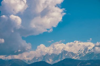 Mont Blanc dağının buzul manzarası. Popüler turist eğlencesi. Resimli ve muhteşem bir sahne. Karlı dağ manzarası manzarası. Mont Blanc Massif, Alpler, Fransa.