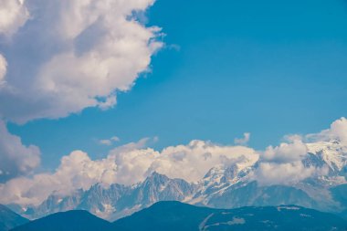 Mont Blanc dağının buzul manzarası. Popüler turist eğlencesi. Resimli ve muhteşem bir sahne. Karlı dağ manzarası manzarası. Mont Blanc Massif, Alpler, Fransa.