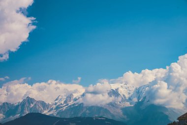 Mont Blanc dağının buzul manzarası. Popüler turist eğlencesi. Resimli ve muhteşem bir sahne. Karlı dağ manzarası manzarası. Mont Blanc Massif, Alpler, Fransa.