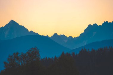 Mont Blanc dağının renkli günbatımı manzarası. Popüler turist eğlencesi. Resimli ve muhteşem bir sahne. Karlı dağ manzarası manzarası. Mont Blanc Massif, Alpler, Fransa. 