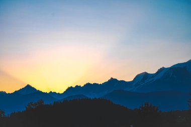 Mont Blanc dağının renkli günbatımı manzarası. Popüler turist eğlencesi. Resimli ve muhteşem bir sahne. Karlı dağ manzarası manzarası. Mont Blanc Massif, Alpler, Fransa. 