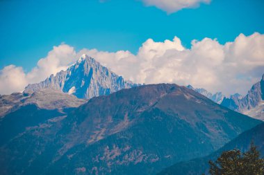 Mont Blanc dağının buzul manzarası. Popüler turist eğlencesi. Resimli ve muhteşem bir sahne. Karlı dağ manzarası manzarası. Mont Blanc Massif, Alpler, Fransa.