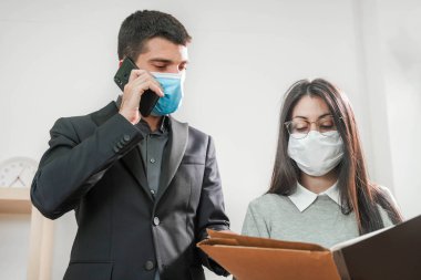 Coronavirus. Beyaz arka planda koruyucu maske takan iş adamları. Yüzü maskeli işçiler tecritten sonra işe geri dönüyorlar. Küçük şirket konsepti.