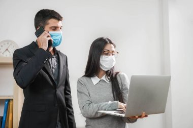 Coronavirus. Beyaz arka planda koruyucu maske takan iş adamları. Yüzü maskeli işçiler tecritten sonra işe geri dönüyorlar. Küçük şirket konsepti.