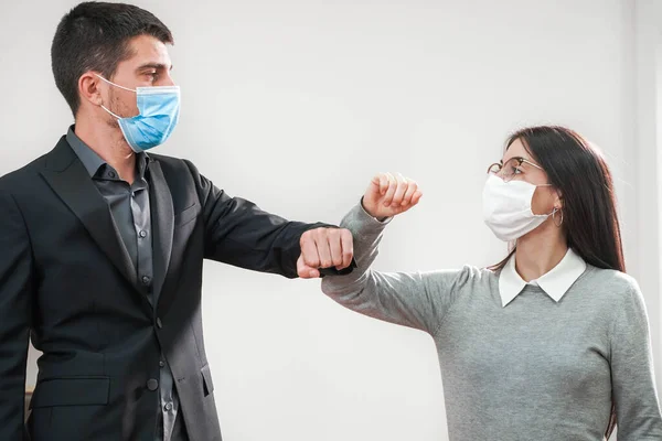 코로나 바이러스 바탕에 보호용 마스크를 사업가들 인사드려라 마스크를 사업가들이 사무실로 — 스톡 사진