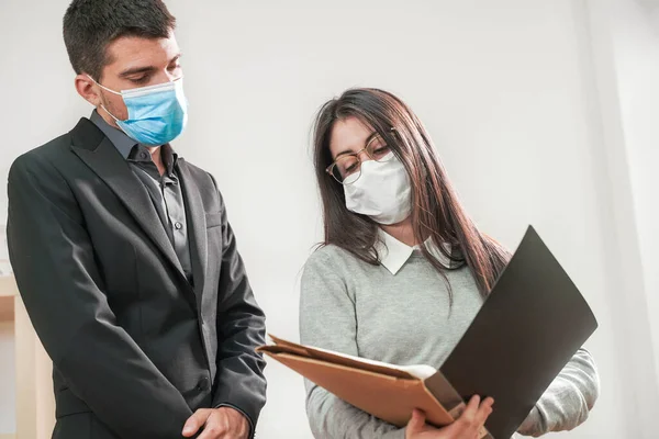 Coronavírus Trabalhadores Negócios Usando Máscara Protetora Fundo Branco Trabalhadores Negócios — Fotografia de Stock
