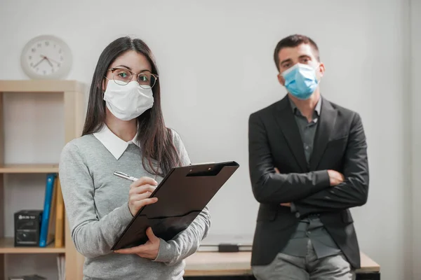 코로나 바이러스 바탕에 보호용 마스크를 사업가들 마스크를 사업가들이 사무실로 합니다 — 스톡 사진