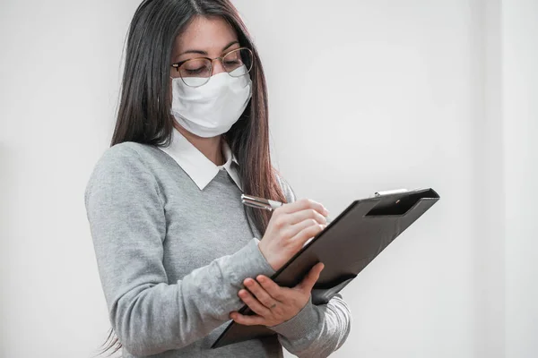 Coronavirus Retrato Mujer Negocios Con Máscara Protectora Fondo Blanco Mujer —  Fotos de Stock