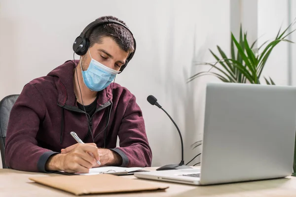 Hombre Telemarketer Trabajando Ordenador Portátil Hablando Auricular Con Máscara Facial — Foto de Stock