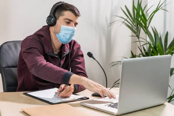 Hombre Telemarketer Trabajando Ordenador Portátil Hablando Auricular Con Máscara Facial — Foto de Stock