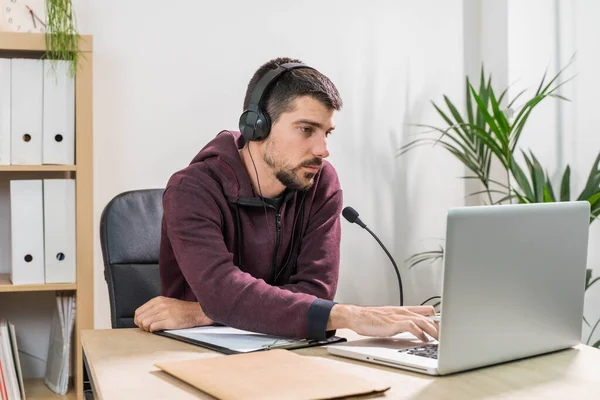 Hombre Telemarketer Trabajando Ordenador Portátil Hablando Auricular Con Máscara Facial — Foto de Stock