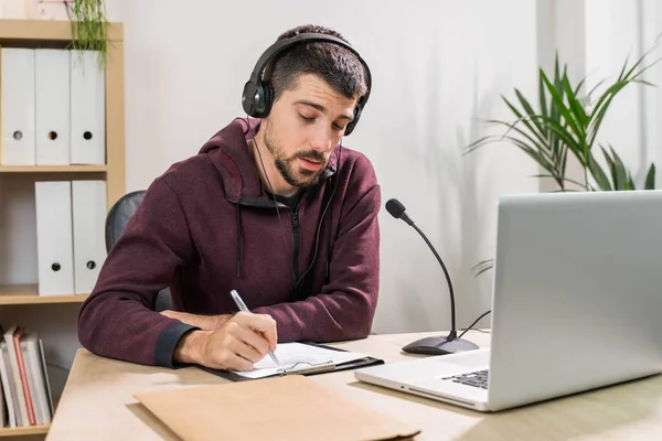 Hombre Telemarketer Trabajando Ordenador Portátil Hablando Auricular Con Máscara Facial — Foto de Stock