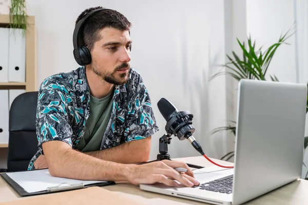 Hombre Trabajando Como Presentador Radio Estación Radio Sentado Frente Micrófono — Foto de Stock