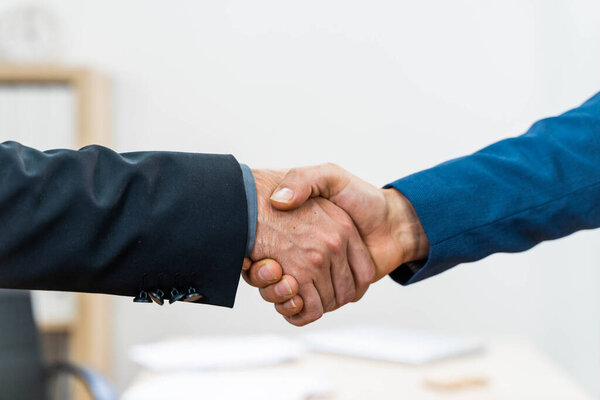 Приветствие бизнес-работников. Приветствие деловым работникам. Заключи сделку. Бизнес-рукопожатие.