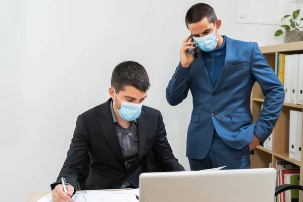 Retrato Hombre Negocios Trabajador Negocios Con Máscara Facial Nuevo Trabajo — Foto de Stock