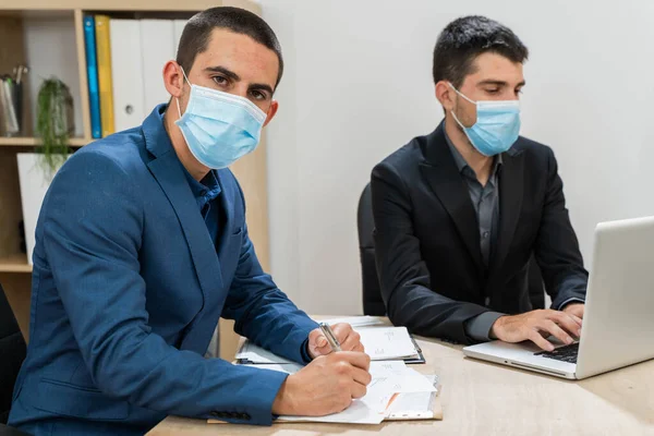 Hombre Negocios Mirando Cámara Trabajadores Negocios Con Mascarilla Facial Trabajo — Foto de Stock