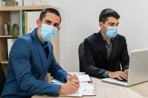 Hombre Negocios Mirando Cámara Trabajadores Negocios Con Mascarilla Facial Trabajo — Foto de Stock