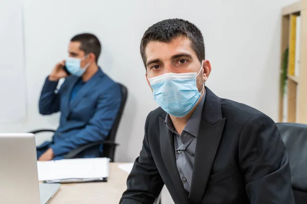 Retrato Hombre Negocios Trabajadores Negocios Con Mascarilla Facial Trabajo Oficina — Foto de Stock