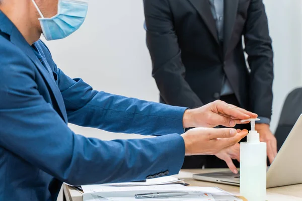 Geschäftsmann Mit Gesichtsmaske Nach Sperrung Mit Desinfektionsgel Wieder Büro Sicherheit — Stockfoto