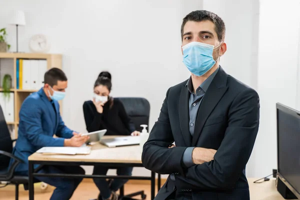 Retrato Hombre Negocios Trabajador Negocios Con Máscara Facial Nuevo Trabajo — Foto de Stock