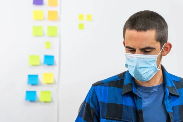 Hombre Negocios Casual Oficina Inicio Trabajando Ordenador Portátil Con Máscara — Foto de Stock